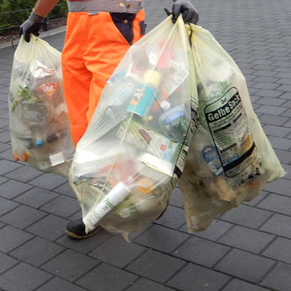 Foto | Müllwerker sammelt Gelbe Säcke ein