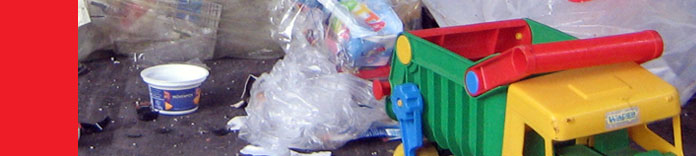 Ein Spielzeugauto, falsch entsorgt über den Gelben Sack