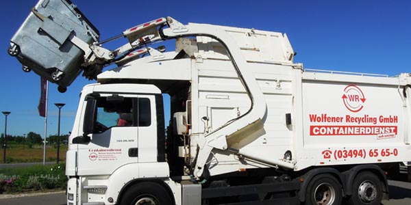 Überkopfladerfahrzeug mit Umleercontainer