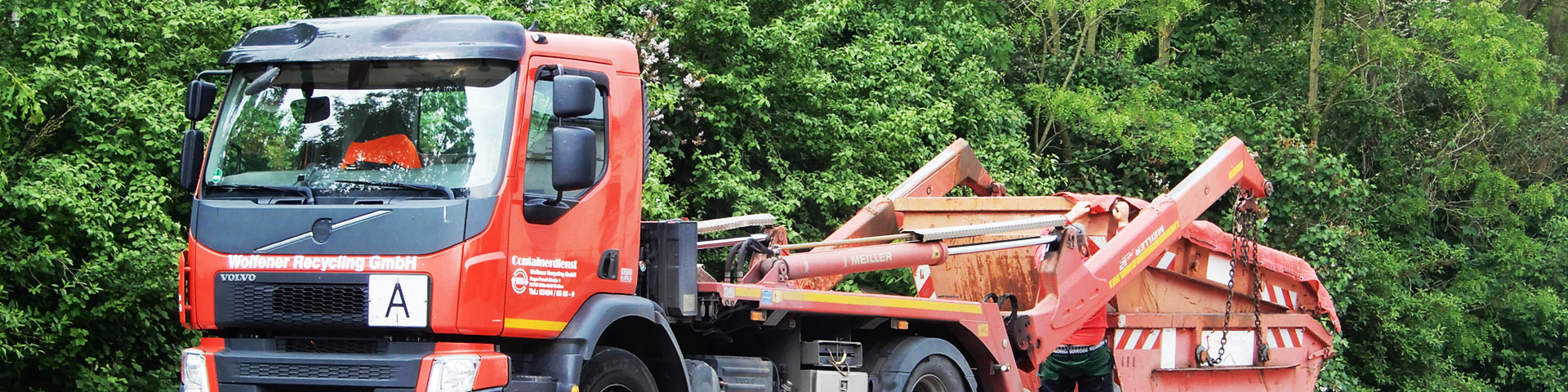 Das Absetzen eines Containers auf der Bauschuttsortieranlage der WR