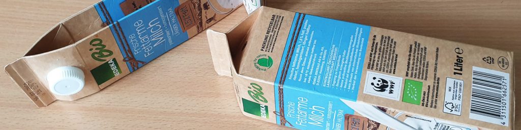 Zwei Milch-Kartonverpackungen