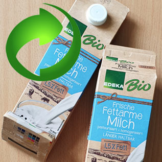 Zwei Kartonverpackungen, darüber ein Grüner Punkt (ein Kennzeichen für Verpackungen)