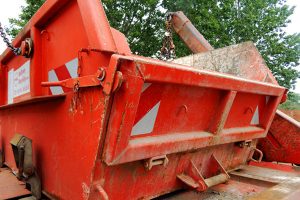 Ein Absetzcontainer mit Klappe, praktisch für Bauschutt