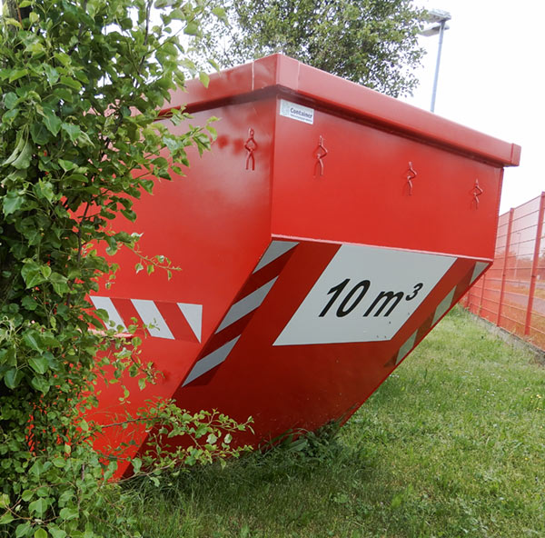 Foto: Ein roter Container mit Aufschrift 10 Kubikmeter