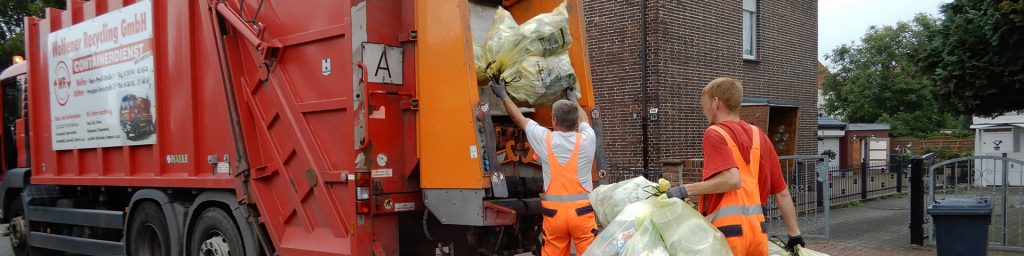 Gelbe Säcke werden in ein Sammelfahrzeug geworfen