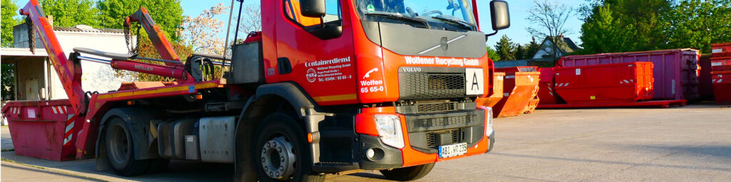 Foto | Ein Absetzcontainerfahrzeug und diverse Container