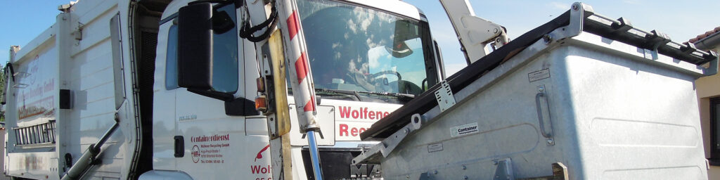 Foto | Überkopflader-Containerfahrzeug mit Umleerbehälter